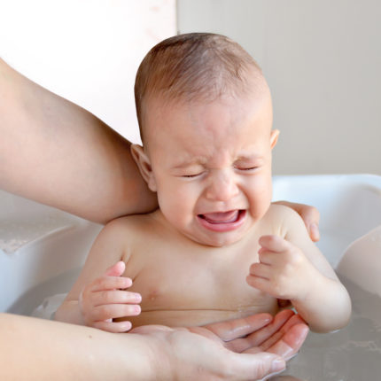 Como lidar com as cólicas dos primeiros meses de vida do bebê?